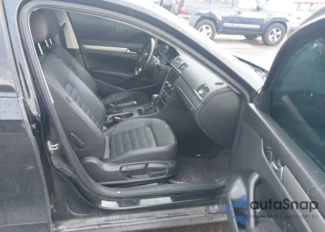 2015 Volkswagen Passat 1.8T Se z USA, uszkodzony, nr VIN 1VWBS7A31FC062502